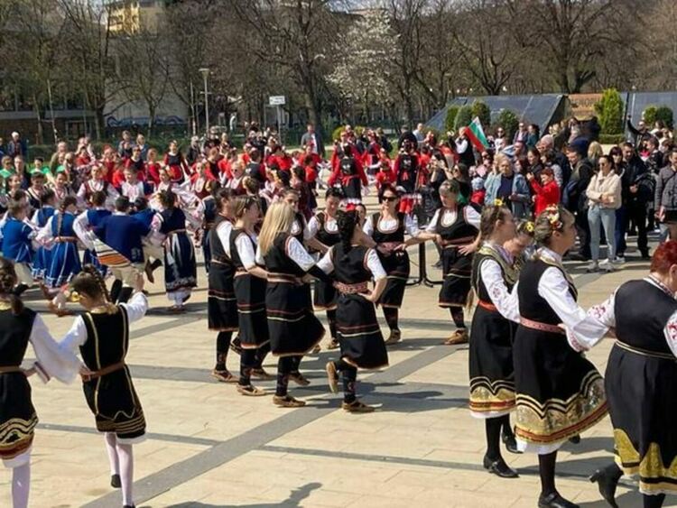  Проведе фолклорния танцов фестивал "Приятели чрез танца"