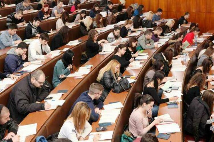 Студентите ще заплащат средно 1050 лв. такса за обучение