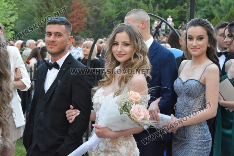 Абитуриентите на ФСГ с лъскави коли, файтон и багер на бала
