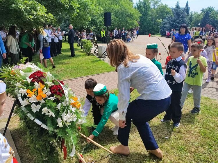 Десетки граждани почетоха паметта на Ботев и загиналите за Свободата на България