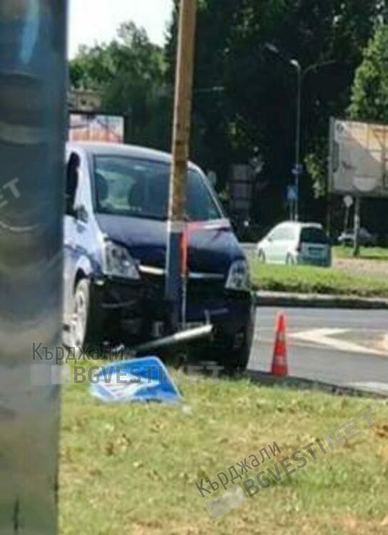 Катастрофа на Кръговото до Автогарата,КИА подпря „Опел”,пострада дете