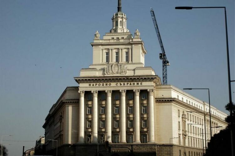Наесен с песен депутатите се местят в бившия партиен дом