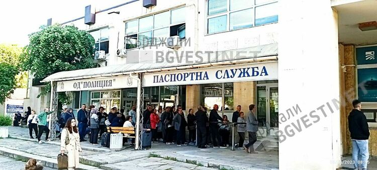 Семейство благодари на служителки от Паспортна служба в Кърджали за професионално обслужване