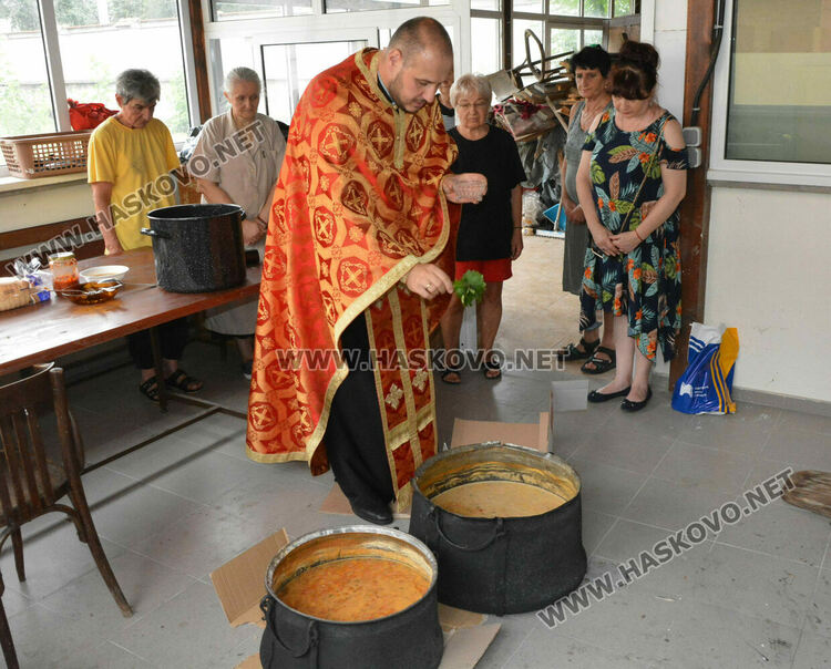 Осветиха фасула за Успение Богородично в катедралния храм на Хасково