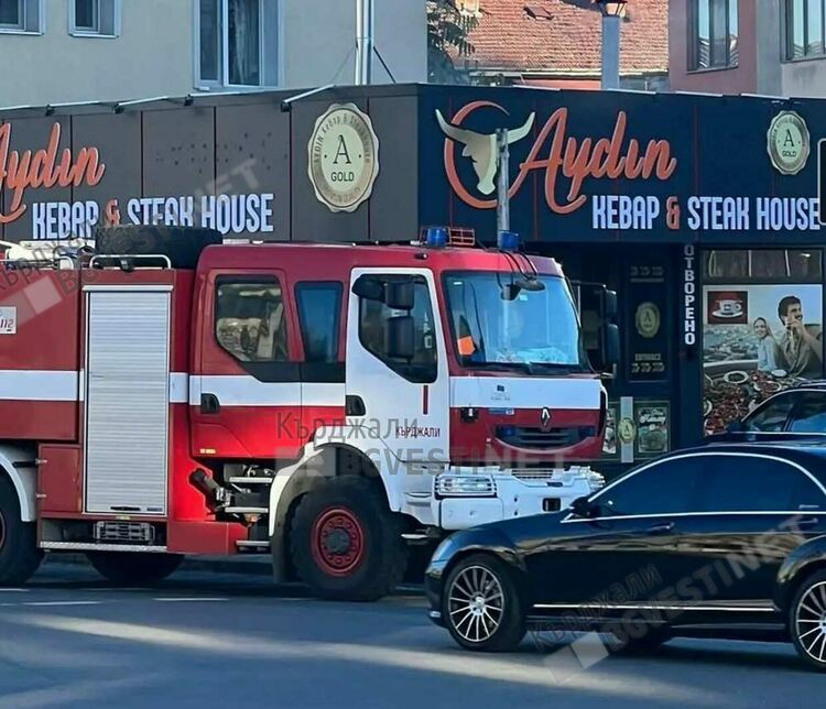 Паркиран автомобил горя в Момчилград