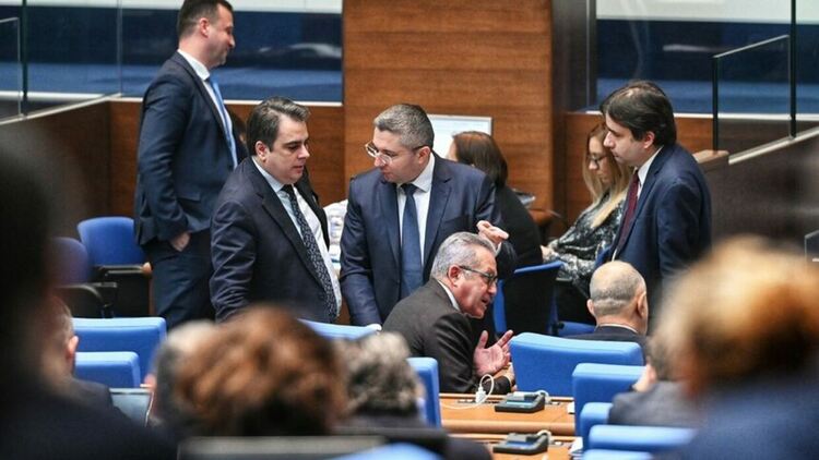 Училища, спортни обекти и храмове ще плащат ток колкото бита