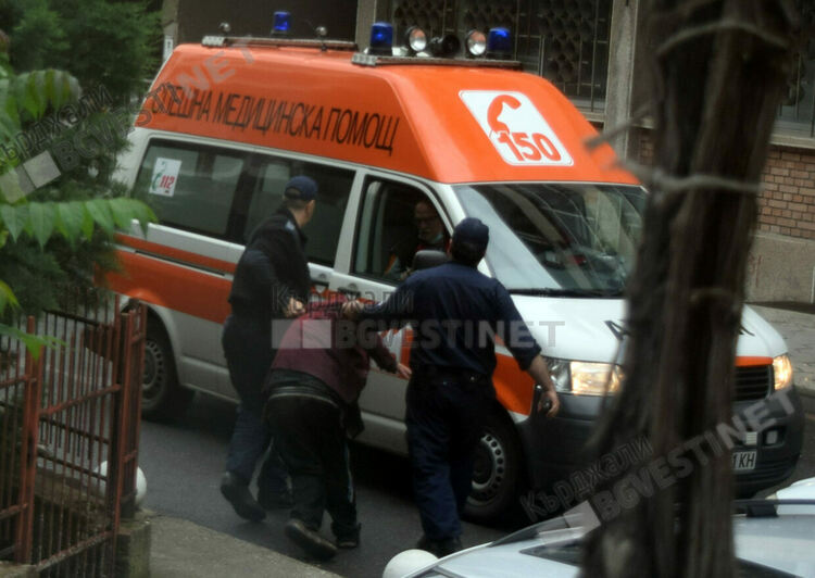 Трима препили прибраха в Новогодишната нощ спешните медици, един пострада от пиратка