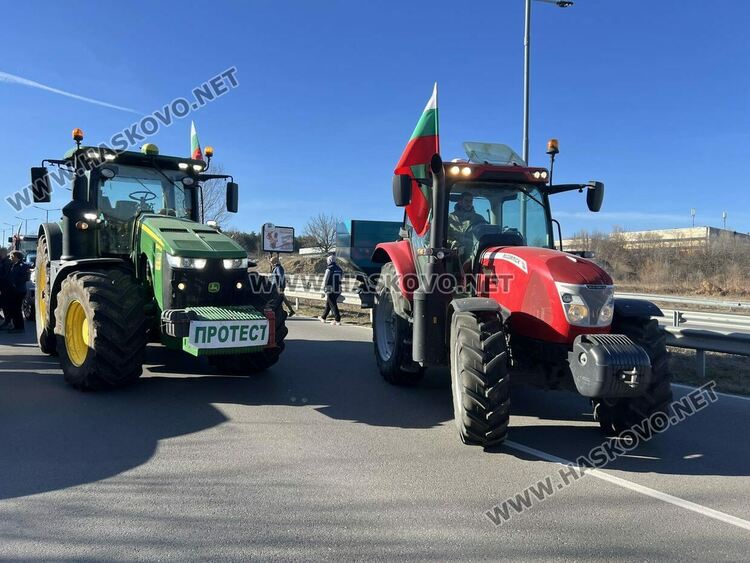 Земеделците затвориха отсечка на изхода от Хасково с тежки машини в знак на протест