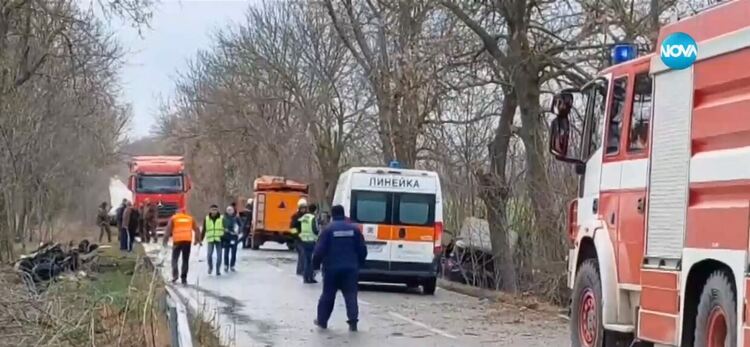 2 загинали и 8 ранени при тежка катастрофа край Добрич