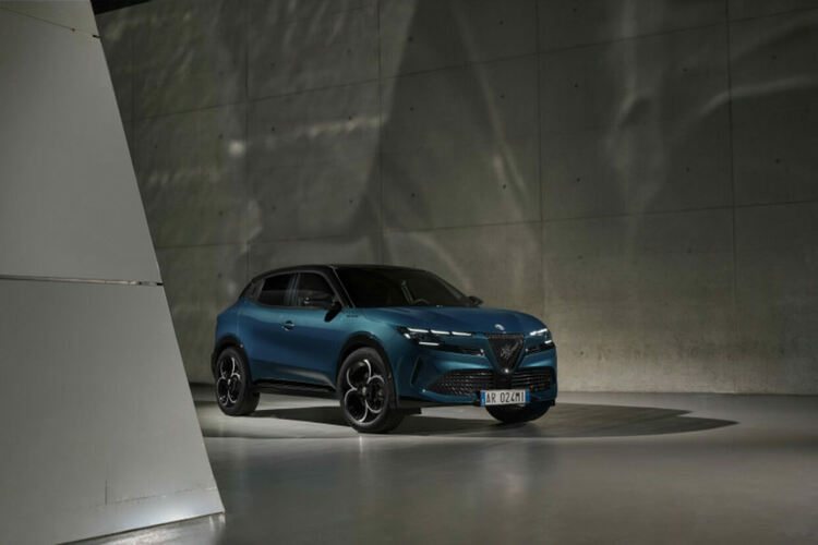 Защо Alfa Romeo смени името на Milano с Junior само седмица след обявяването на модела