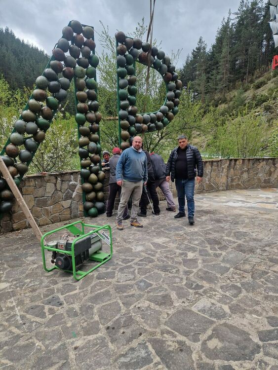В Забърдо вече монтираха надписа "Мир"