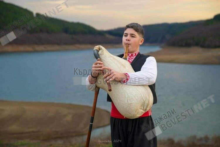 Йоан Петров от Кърджали с медал за изпълнения на каба гайда