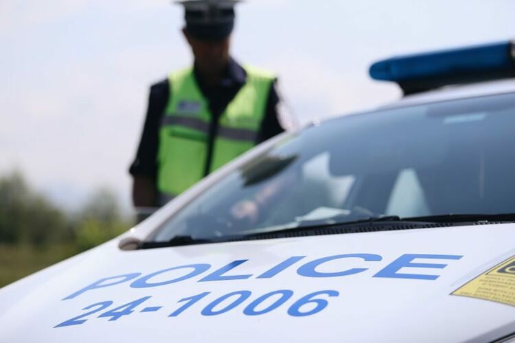 Полицията в Перник задържа 18-годишен младеж за домашно насилие над непълнолетна