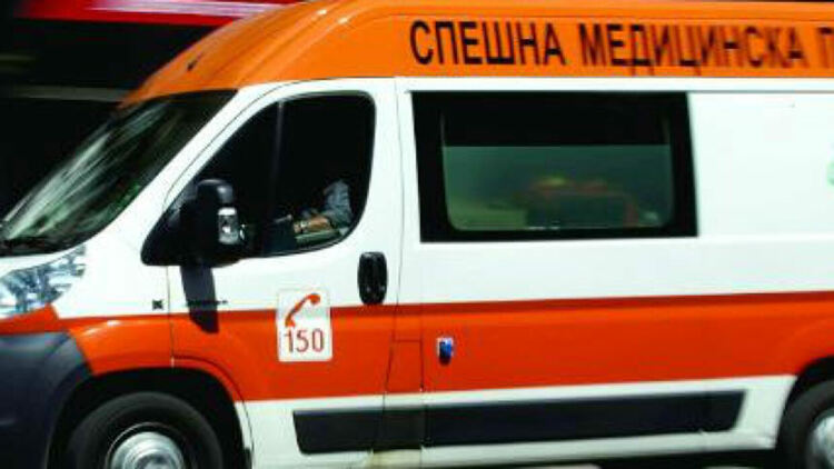 Възрастни мъж и жена бяха блъснати на пешеходна пътека, жената е в болница