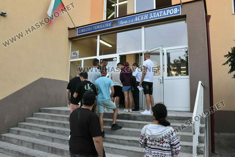 257 зрелостници се явиха на поправителната матура по български език и литература в Хасковско