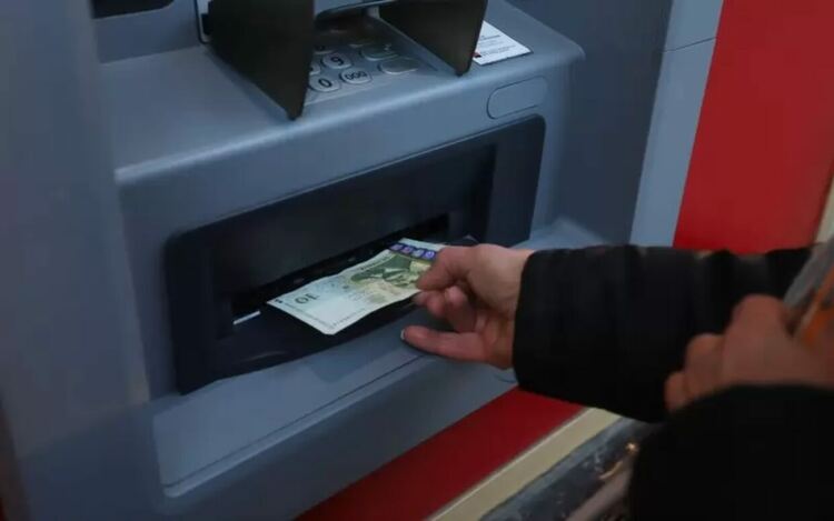 Кабинетът притиска банките да намалят таксите за теглене на заплати