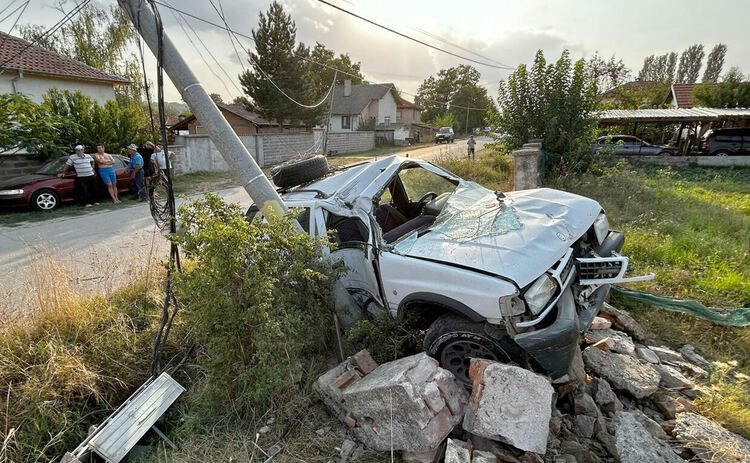 Почерпен водач разби джип след удари в стълб и ограда