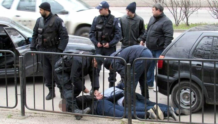 Разкриха и арестуваха още двама помагачи в ало измама