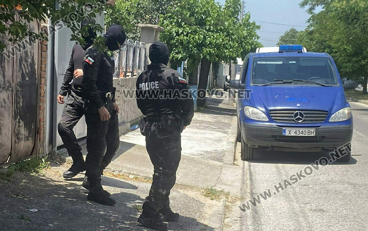 Задържаха двама за държане на наркотици, хванаха и безакцизни цигари