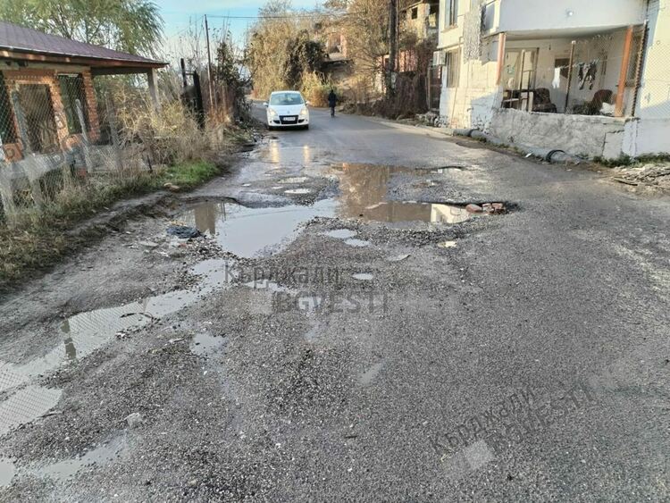 Дупка до дупка по пътя за Енчец,а в Главатарци и „Емона”чакат туристи за празниците