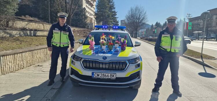 Цветя за дамите зад волана от Пътна полиция в Смолян 