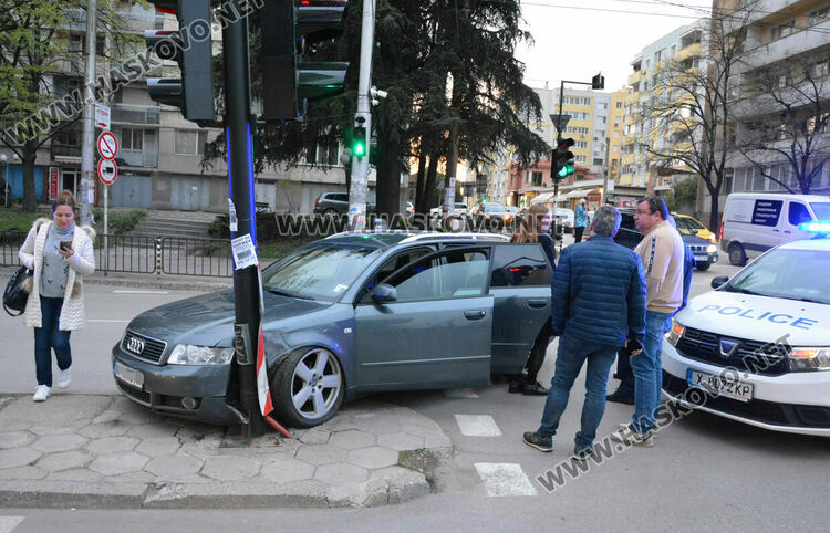 Водач на „Ауди“ разби светофар на бул. „Раковски“ в Хасково
