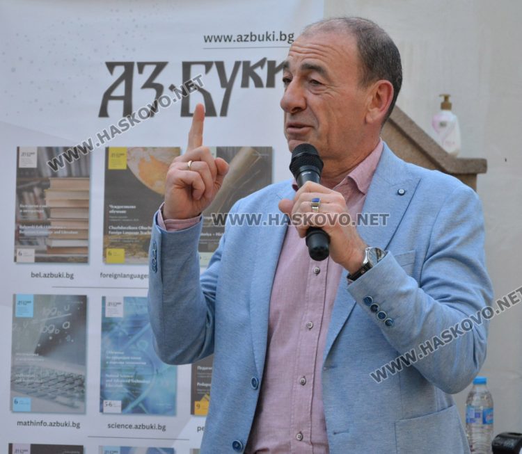 Актьорът Димитър Маринов представи в Хасково книгите си „Към сцената“ и „Към екрана“