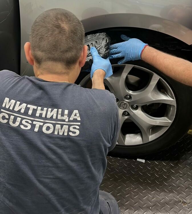 Откриха близо 30 кг марихуана в калниците и бронята на лек автомобил