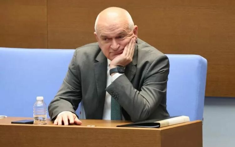 Бонуси за десетки милиони си раздават навсякъде в администрацията