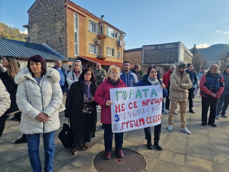 Жители на Устово вкарват в Административния съд решението за фотоволтаична централа
