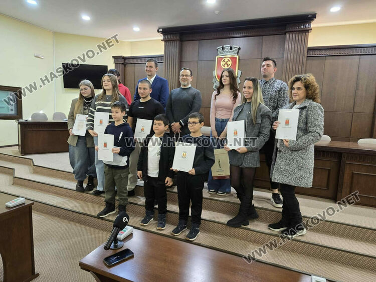 Наградиха победителите в Четвъртия фотоконкурс „Хасково – светла коледна приказка“ 2025