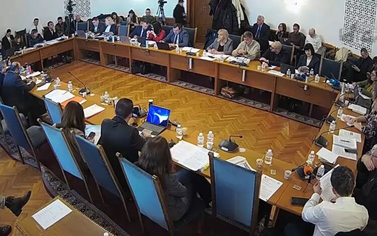 С 13-часово заседание властта наложи скенерите за бюлетини