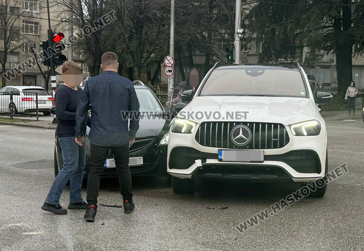 Джип „Мерцедес“ и „Мазда“ катастрофираха на кръстовище в Хасково