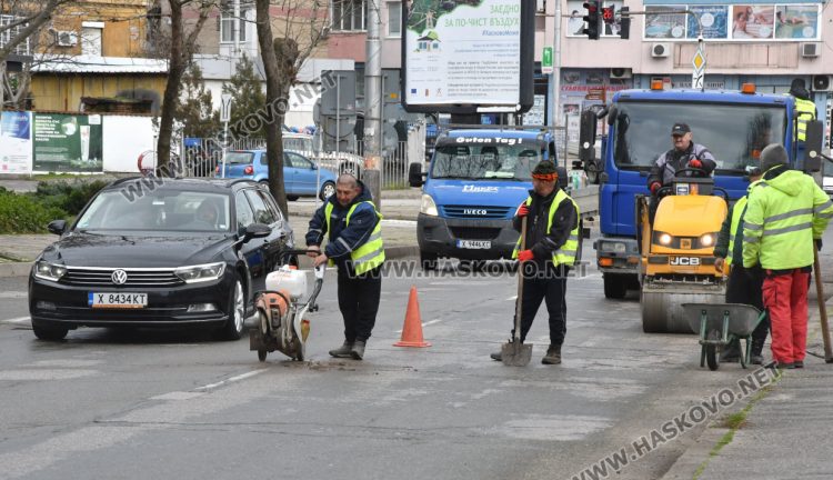 Изкърпват дупки по централни булеварди и улици в Хасково, почистиха паднали листа и клони