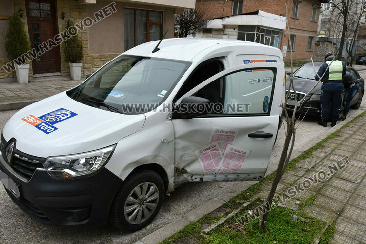Водачка на „Ауди“ се заби в кола на Тотото в Хасково