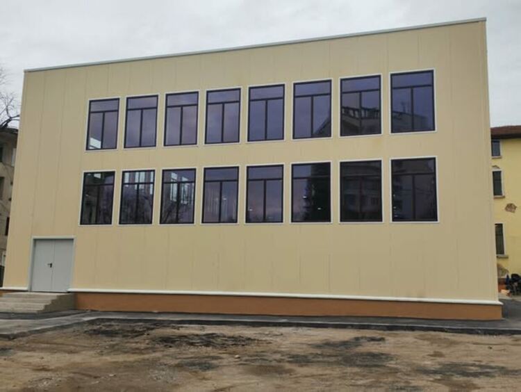 Изграждането на новия физкултурен салон в СУРИЧЕ „Д-р Петър Берон“ напредва