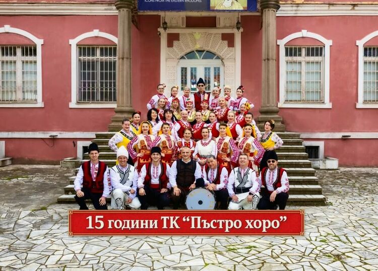 Канят ни на празничен концерт на ТК”Пъстро хоро” в Театъра