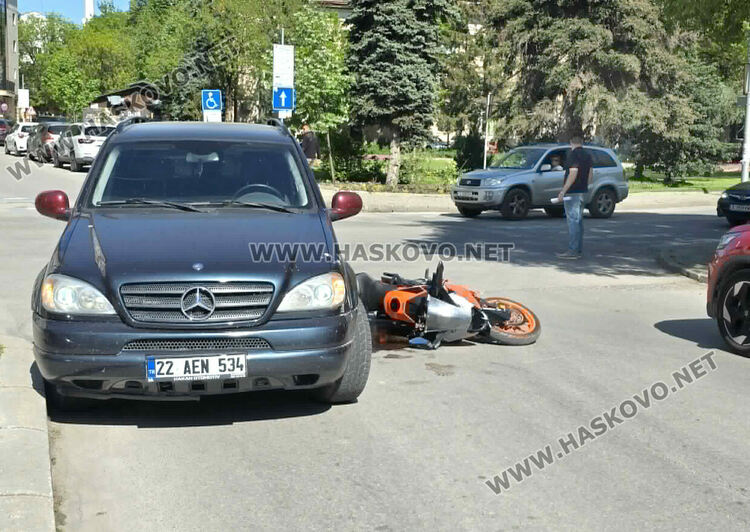 Водач на „Мерцедес“ блъсна мотористка в Хасково