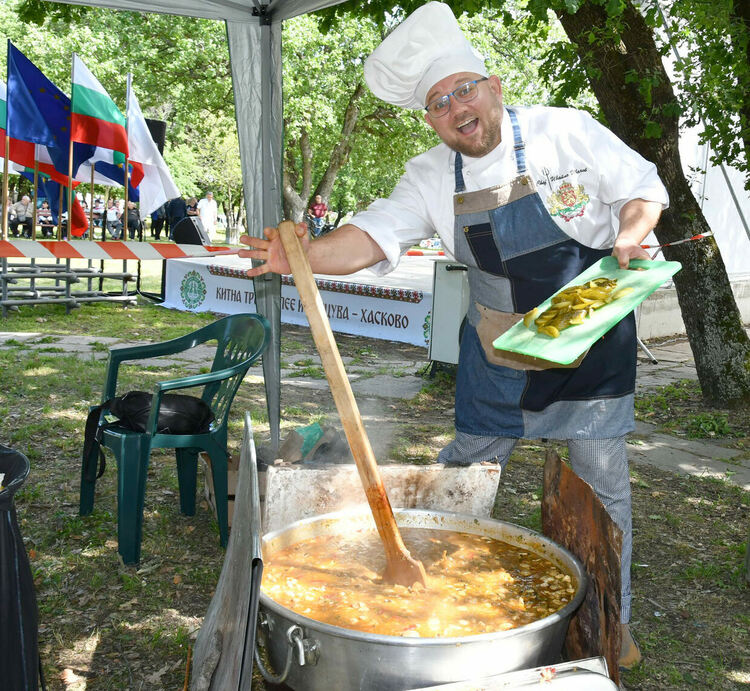 Шеф Ивайло Иванов готви в хаскоския парк "Кенана"