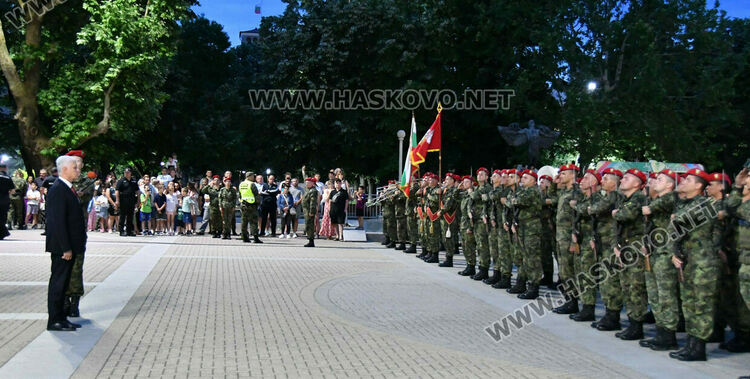 Военният министър Димитър Стоянов поздрави строя за тържествената заря-проверка за 2 юни