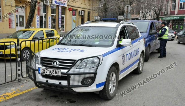 Задържаха двама мъже и млада жена за притежание на дрога 