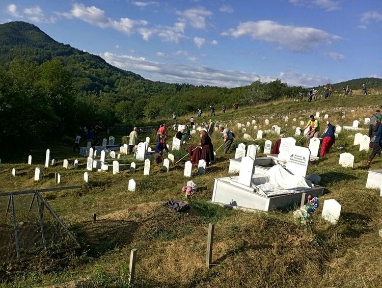 Жителите на Падина почистиха гробищните паркове във всички махали