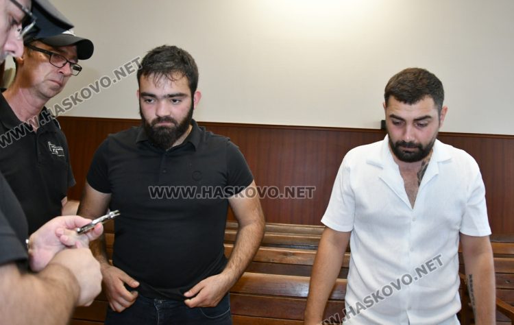 Двама млади мъже остават в ареста заради пренос на 20 пистолета 