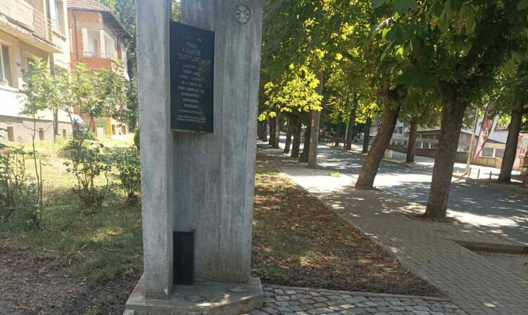 Почистиха незабавно пространството около паметника на отец Благой Топузлиев след публикация на Кърджали бг вести