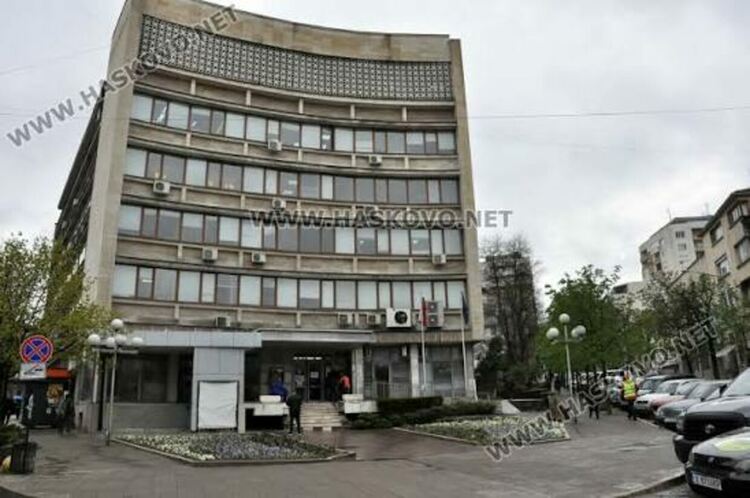 НАП спира за дни част от услугите си заради обновяване